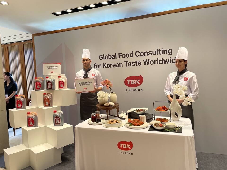  더본코리아 TBK 소스 제품과 이를 활용한 메뉴가 진열돼 있다./양지원 기자.