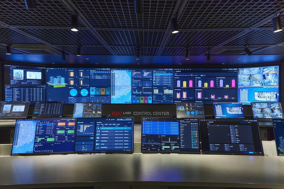 HDC그룹의 공간 AIoT 전문기업 HDC랩스가 AI 기술과 차별화된 디자인을 앞세워 스마트홈 시장에서 경쟁력을 높여나가고 있다. 사진은 HDC랩스의 통합콘트롤센터./HDC랩스