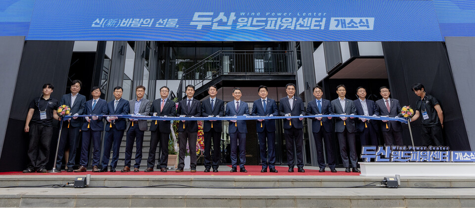 3일 제주도 오라동에서 진행된 두산윈드파워센터 개소식에서 오영훈 제주특별자치도지사(오른쪽 여섯 번째)와 정연인 두산에너빌리티 부회장(오른쪽 일곱 번째) 등 행사 주요 관계자들이 기념 촬영을 하고 있다./두산에너빌리티