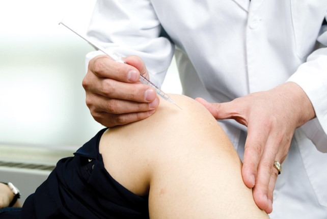 한의사가 무릎 관절에 약침치료를 하고 있는 모습./자생한방병원 제공