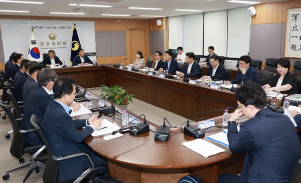 권대영 금융위원회 부위원장은 3일 오전 서울 종로구 정부서울청사에서 개최한 미국 관세대응 정책금융-금융지주 간담회에서 금융감독원, 한국산업은행, 중소기업은행, 한국수출입은행, 신용보증기금, 기술보증기금, 한국자산관리공사 부기관장 및 5대 금융지주 CSO 등과 미국 정부의 상호관세, 품목과세 부과에 따른 우리 기업의 피해를 최소화할 금융업계의 대응방안을 논의했다. /금융위원회 제공 