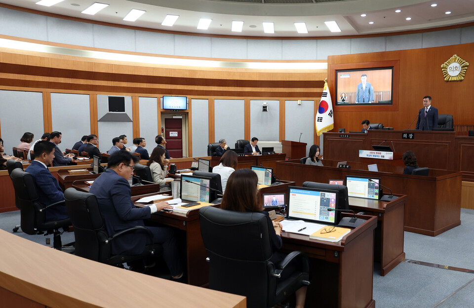 이상복 의장은 “이번 임시회는 시민들의 일상과 직접 연결된 안건을 다루는 만큼 현장의 목소리를 세심히 반영해 실질적인 변화를 만들어 가겠다”며 “복지와 교육, 돌봄, 도시 발전 등 다양한 분야에서 시민 삶의 든든한 버팀목이 되도록 최선을 다하겠다”고 밝혔다./ 오산시의회 제공