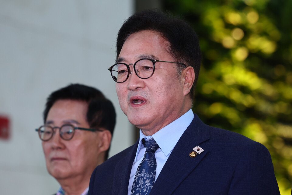 우원식 국회의장이 2일 중국 베이징에서 열리는 '항일전쟁 및 세계 반파시스트 전쟁 승전(전승절) 80주년 열병식'에 참석하기 위해 인천국제공항 제1여객터미널로 출국하기 전 취재진에 입장을 밝히고 있다. 사진=연합뉴스