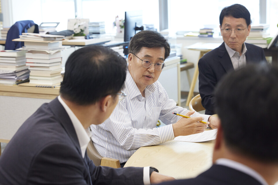 경기도(지사 김동연)가 산업현장의 안전을 강화하기 위해 근로감독권 위임에 선제적으로 대응하고 있다. 김 지사는 3일 도청에서 열린 ‘근로감독권 실행 전략 점검회의’에서 특별조직을 꾸려 산업재해 예방 체계를 강화하겠다는 방침을 밝혔다./ 경기도 제공