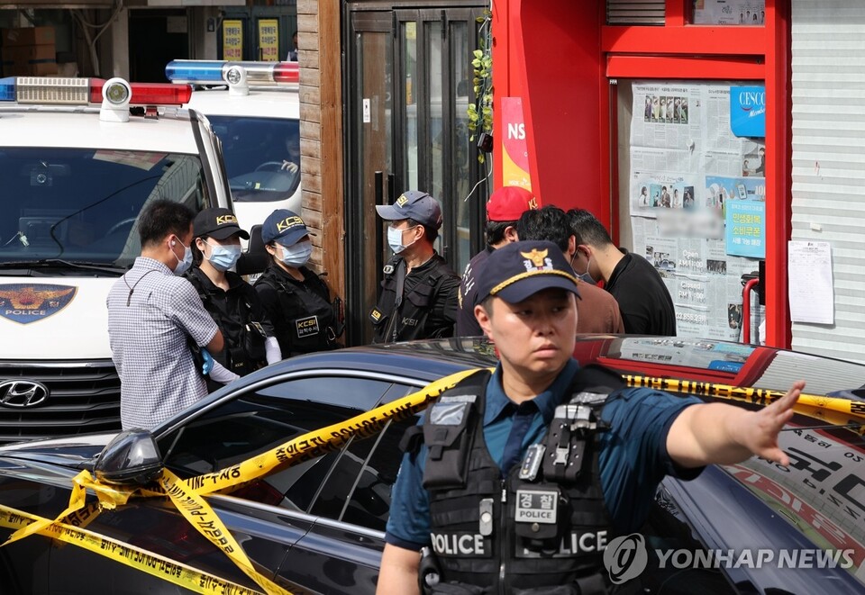 3일 흉기난동 사건이 발생한 서울 관악구 조원동의 한 주택가에서 경찰이 현장을 통제하고 있다./연합뉴스.