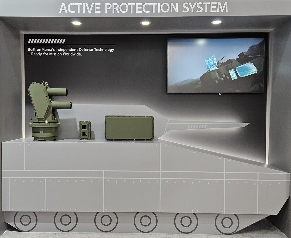 한화시스템이 폴란드 국제방산전시회(MSPO 2025)에서 최초로 공개한 능동방호체계(APS)./한화시스템