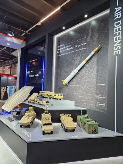한화시스템의 레이저 대공무기 천광(사진 앞부분 가장 오른쪽)이 폴란드 키엘체에서 열린 MSPO 2025에 전시돼 있다./한화시스템 
