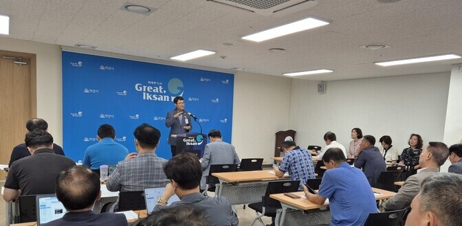 이진윤 보건소장은 3일 익산시청기자실에서 브리핑을 하고 있다./익산시