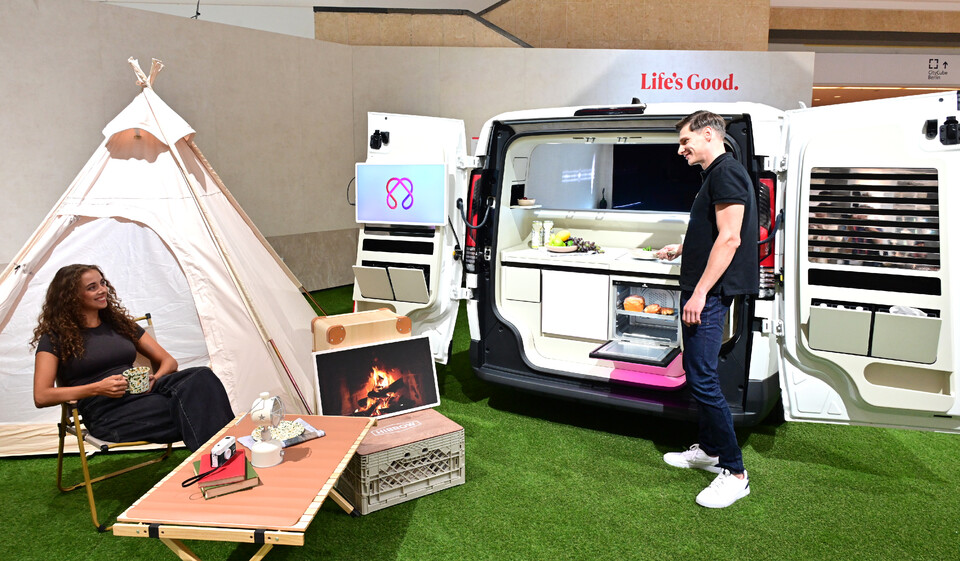 사진은 모델이 전시관 내 AI 모빌리티 공간 솔루션 ‘슈필라움’을 전시한 ‘AI홈 솔루션 존‘에서 집을 넘어 모빌리티로 확장되는 ‘LG AI홈’을 체험 중인 모습. / LG전자