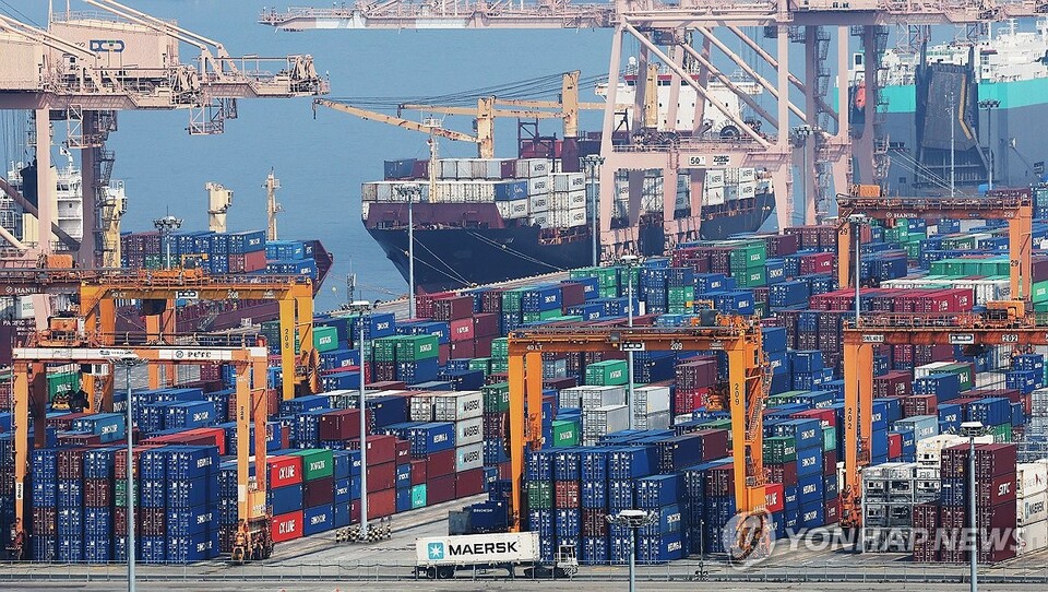 한국은행이 4일 발표한 '2025년 7월 국제수지(잠정)'에 따르면 7월 경상수지는 107.8억달러 흑자를 기록했다. 지난해 5월부터 27개월 연속 흑자를 이어가며 7월 기준 역대 최대 흑자를 나타냈다. /연합뉴스 