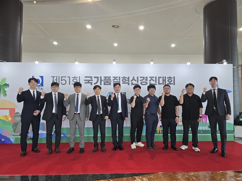 처음 출전한 DB손해보험 '활동마중물' 분임조와 (주)AIO2O '매직A카드' 분임조가  지난 29일 제주국제컨벤션에서 열린 제51회 국가품질혁신경진대회에서 동상을 수상하고 기념촬영을 하고 있다. 사진/DB손해보험