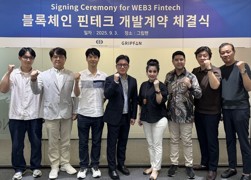 그립팬과 샤롯데포트레스코리아의 주요 임직원들이 업무 협약을 맺은 후 기념 촬영을 하고 있다. /그립팬