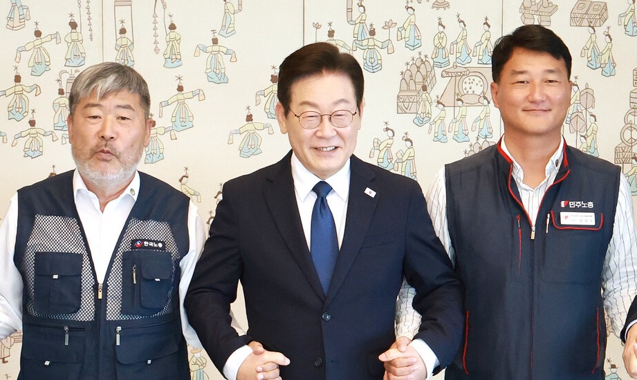 이재명 대통령이 4일 서울 용산 대통령실 청사에서 열린 양대노총 위원장과의 오찬 간담회에 참석해 김동명 한국노총 위원장(왼쪽), 양경수 민주노총 위원장과 기념촬영을 하며 손을 잡고 있다. 사진=연합뉴스