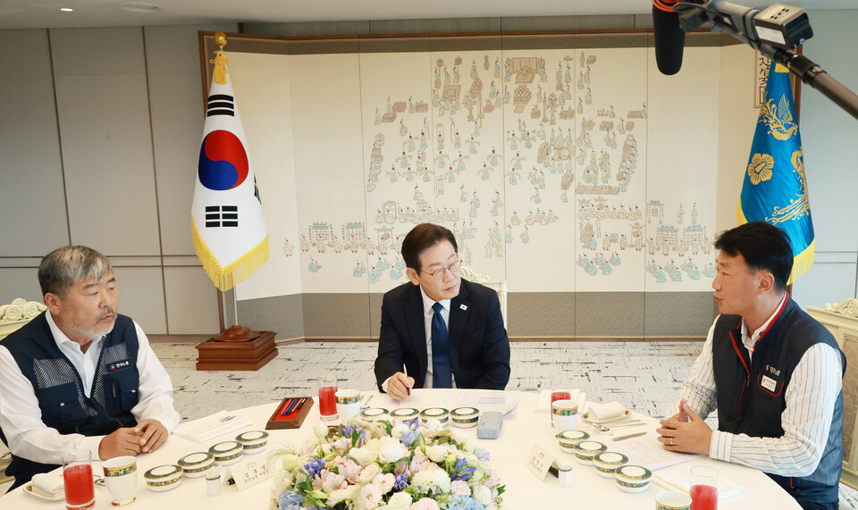 이재명 대통령이 4일 서울 용산 대통령실 청사에서 양대노총 위원장과의 오찬 간담회를 하며 김동명 한국노총 위원장, 양경수 민주노총 위원장의 발언을 경청하고 있다. 사진=연합뉴스