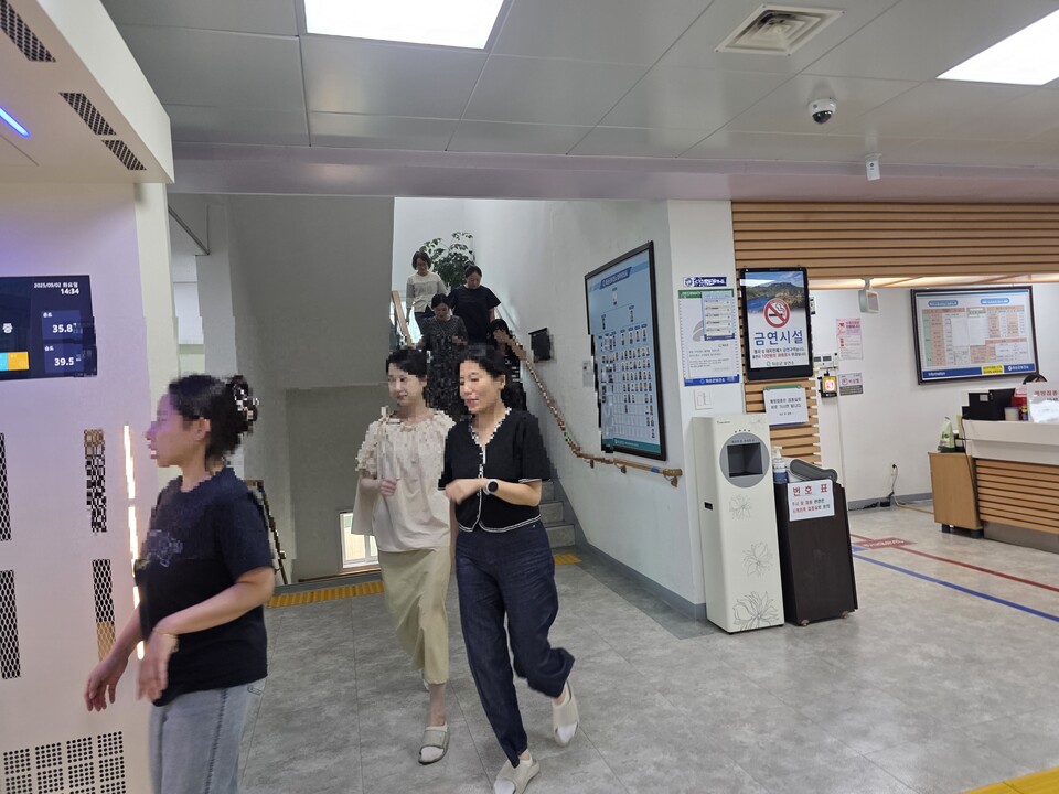 화순군 보건소 직원들이 소방훈련에 따라 대패하고 있다. /사진=화순군