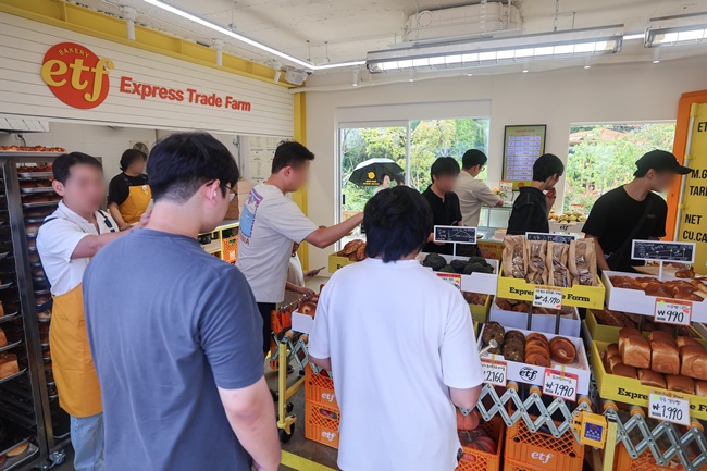 서울 성동구 글로우 성수에 마련된 경제유튜버 슈카의 ETF 베이커리 팝업 스토어가 빵을 사려는 시민들로 붐비고 있다./연합뉴스. 