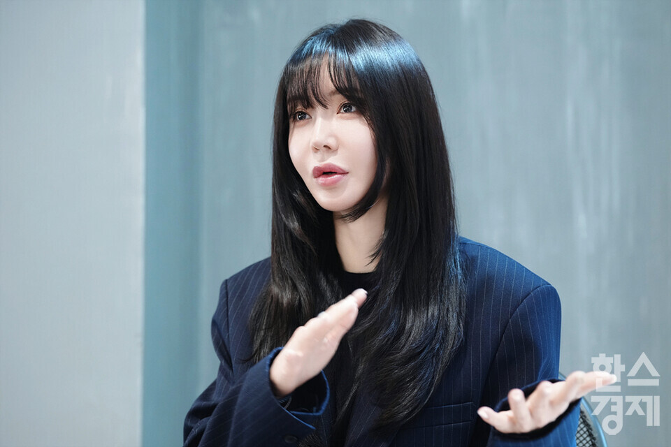 프로골퍼 출신 안신애 메르베이 대표가 3일 서울 강남구 삼성동 한 카페에서 가진 본지와 인터뷰에서 질문에 답을 하고 있다. /최대성 기자