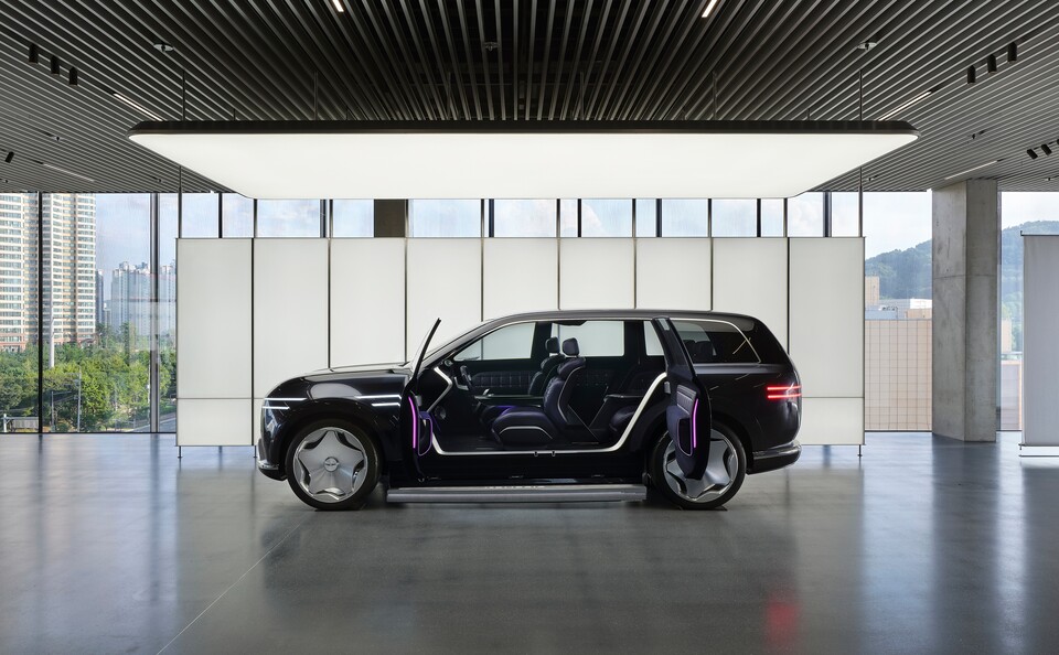 제네시스 '차오르는 밤: Night in Motion'' 展의 모습./ 제네시스