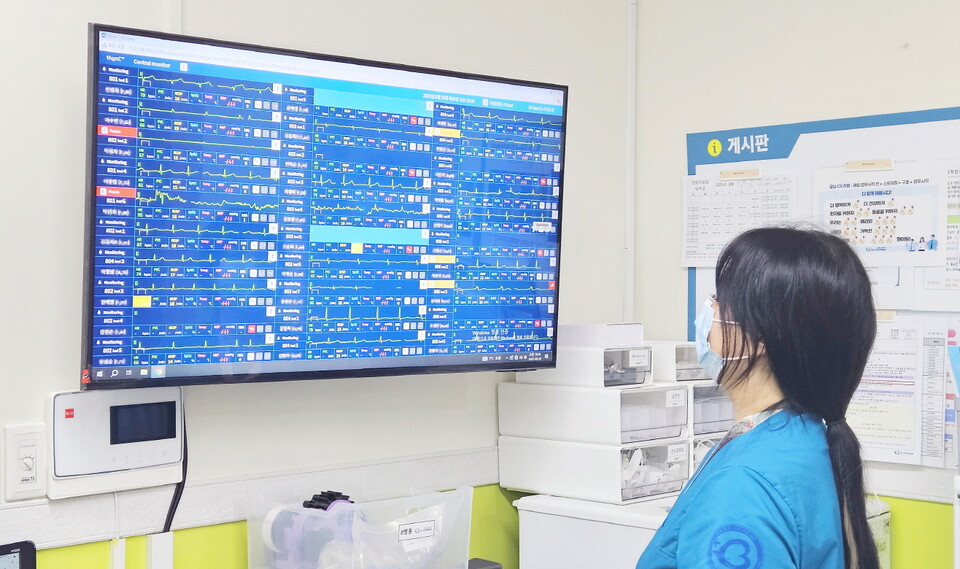 인천백병원 간호·간병 통합서비스 병동에서 간호사가 씽크(thynC) 시스템을 통해 환자 상태를 실시간으로 모니터링하고 있다./대웅제약 제공