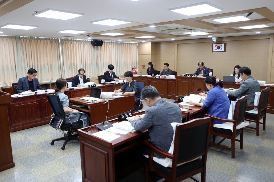 수원특례시의회 도시미래위원회(위원장 이찬용)는 4일 제395회 임시회 회의에서 조례안 등 5건의 안건을 심사하고, 2025년도 제2회 일반 및 특별회계 세입·세출 추가경정예산안 예비심사를 원안 가결했다./ 수원특례시의회 제공