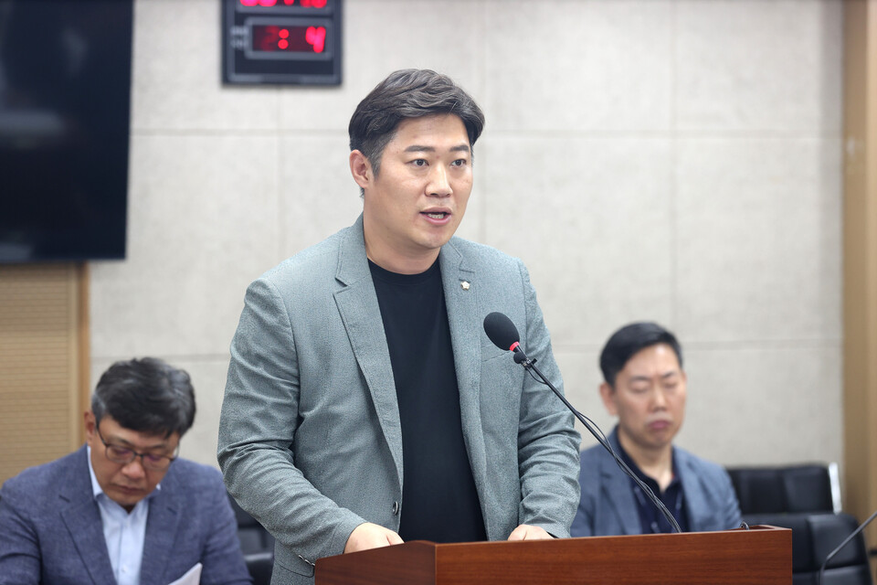 김동은 의원 발의 ‘수원시 저층주거지 집수리 지원에 관한 조례 일부개정조례안’은 일부 수정 후 가결했으며, 집행부 제출 안건인 ‘수원시 역세권 복합개발 활성화사업 운영 및 지원에 관한 조례안’ 역시 원안대로 통과됐다./ 수원특례시의회 제공