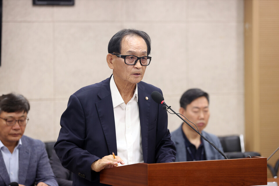 이번 회의에서 위원회는 김정렬 의원(더불어민주당, 평·금곡·호매실)이 대표발의한 ‘수원시 소규모 공동주택관리 지원 조례 일부개정조례안’, 권기호 의원(국민의힘, 비례대표) 발의 ‘수원시 물 절약을 위한 절수설비 및 절수기기 설치에 관한 조례안’, 김동은 의원(더불어민주당, 정자1·2·3) 발의 ‘수원시 범죄예방을 위한 환경디자인 조례 일부개정조례안’을 원안 가결했다./ 수원특례시의회 제공