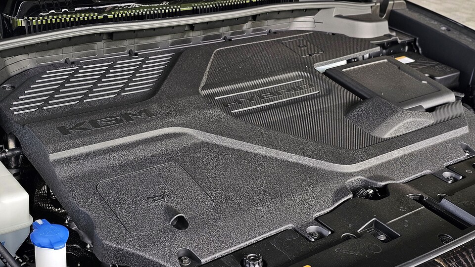 KG모빌리티 '액티언 하이브리드'의 엔진룸./ 곽호준 기자