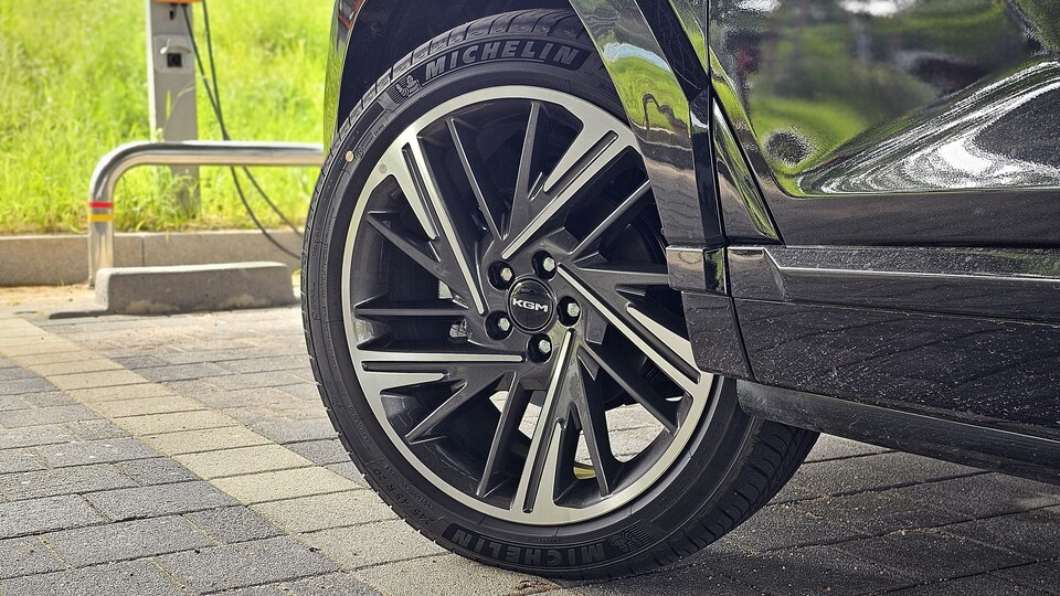 KG모빌리티 '액티언 하이브리드'의 흡음형 미쉐린 타이어./ 곽호준 기자