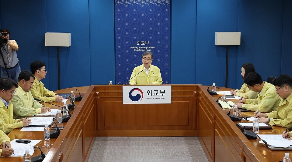 조현 외교부 장관이 6일 정부서울청사에서 열린 재외국민보호대책본부-공관 합동대책회의에서 발언을 하고 있다. 이날 회의에서는 미국 당국이 우리 기업의 현지공장 건설현장에서 불법체류 단속을 벌여 한국인 등 475명을 체포한 사건과 관련 내용을 다루었다./연합뉴스