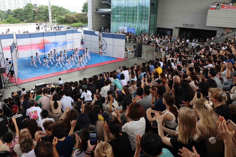 6일 국립중앙박물관을 방문한 관람객들이 국기원 태권도시범단의 시범을 관람하고 있다. /국기원 제공