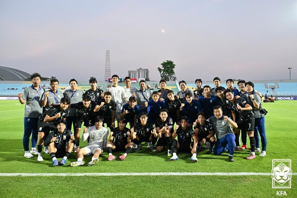 이민성호가 라오스전 대승 후 기념 촬영하고 있다. /KFA 제공