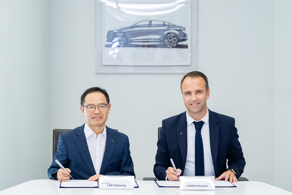 르노코리아-대한LPG협회 'LPDi 하이브리드 자동차 양산 개발을 위한 업무협약' 체결식. 니콜라 파리 르노코리아 사장(오른쪽)과 이호중 대한LPG협회장./ 르노코리아