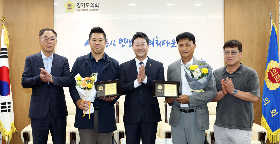 김진경 경기도의회 의장(더민주·시흥3)이 시흥 지역 공동체의 든든한 버팀목으로 활약해 온 이화수 시흥장현지구총연합회 회장과 신철균 시흥시희망팔도회 회장에게 지역발전 유공 표창을 수여했다./ 김진경 의원실 제공