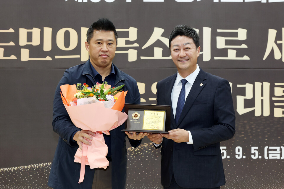 신철균 회장은 ‘지역 연대의 상징’으로 불린다. 희망팔도회를 중심으로 취약계층과 장애인 지원, 다문화가정 돌봄, 청소년 장학기금 마련, 홀몸노인 무료급식소 운영 등 나눔과 봉사의 가치를 일상 속에서 실천해왔다.// 김진경 의원실 제공