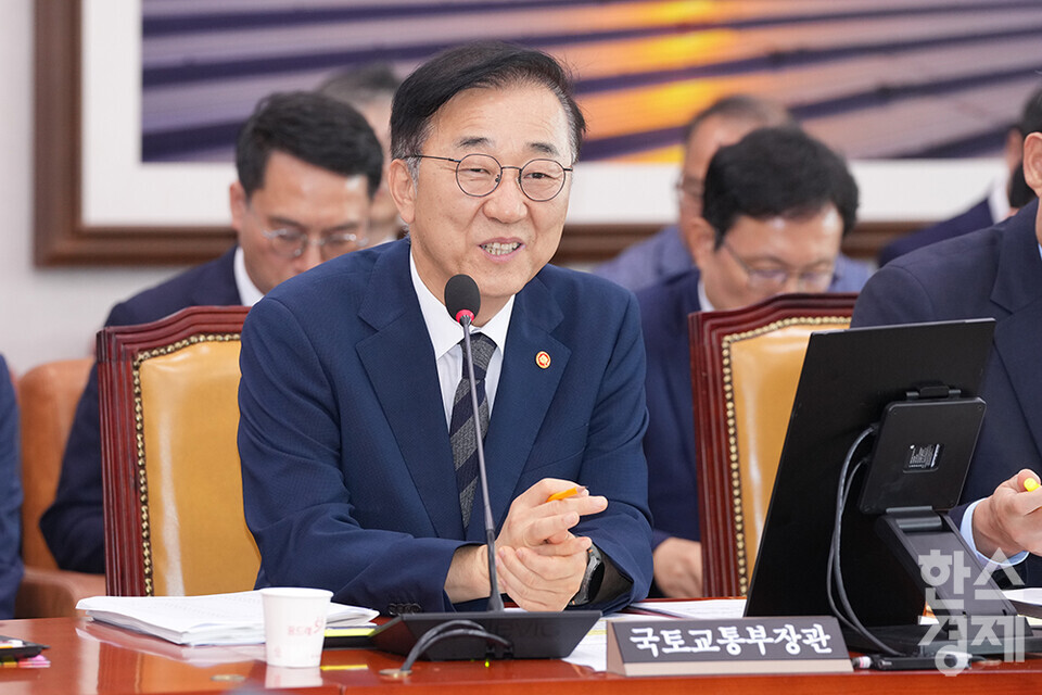 정부가 수도권의 주택 공급 부족을 해소하기 위한 주택공급 확대 방안을 7일 발표했다. 2030년까지 수도권에서 매년 신규 주택 27만 가구 착공을 추진, 총 135만 가구 공급을 목표로 한다. 사진은 김윤덕 국토교통부 장관이 국토교통위원회 전체회의에 출석해 의원 질의에 답변하는 모습. / 사진=한스경제 DB