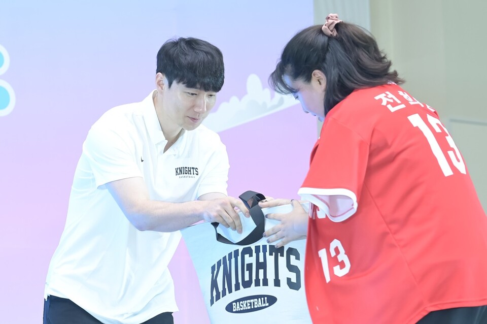 김낙현(왼쪽)이 SK 팬 초청 행사에 참석하고 있다. /KBL 제공