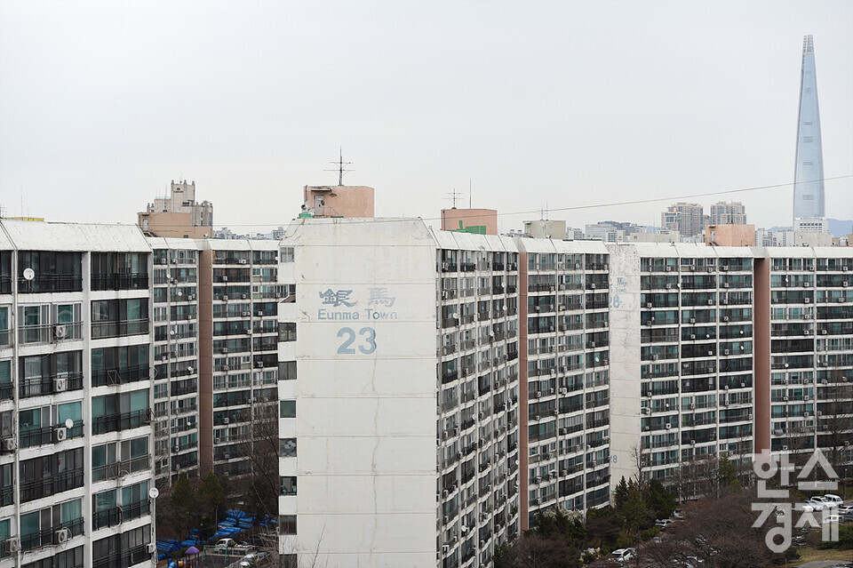 정부가 수도권 주택 공급 속도를 높이는 주택공급 확대 방안을 7일 발표했지만, 시장이 원하는 주택과 괴리가 있어 시장의 반응은 냉랭한 것으로 나타났다 전문가들은 LH 재정·조직 개편 등 제도적인 뒷받침이 있어야 이번 대책이 원활히 진행될 것이라고 제언했다. 사진은 서울 시내 아파트 모습. / 사진=한스경제 DB