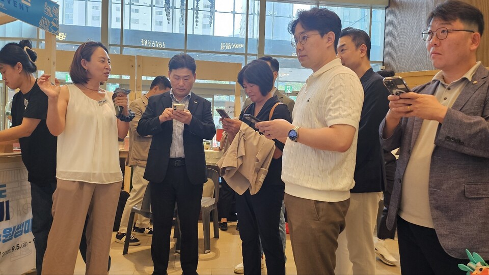 스타필드 수원 1층(그랜드 아트리움 및 타워 아트리움)에는 도내 사회적경제기업 26곳이 참여해 ▲친환경 제품 ▲수공예품 ▲캐릭터 상품 ▲건강식품 등 다양한 상품을 선보였다. 최원용 수원시의회 의회운영위원장과 홍종펄 시의원 등도 참석해 행사를 지원했다./ 김두일 기자