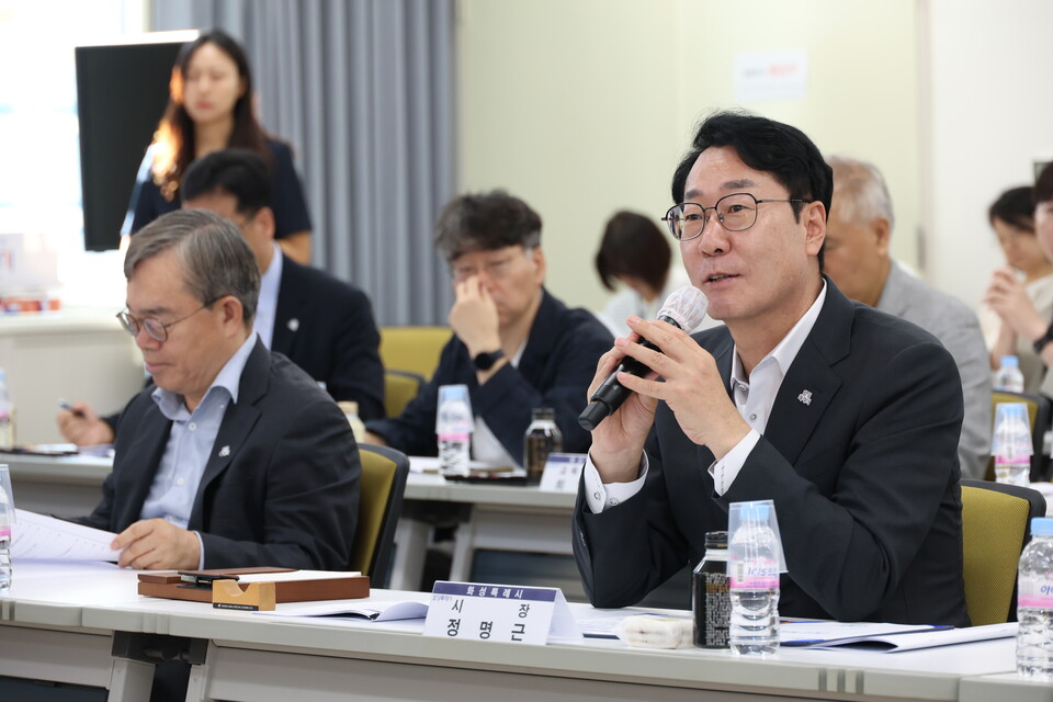 정명근 화성특례시장은 “지역위의 협조로 특별교부세와 특별조정교부금을 확보해 시 재정에 큰 힘이 됐다”며 “오늘 논의된 안건을 비롯해 시민 생활과 직결된 현안들을 신속히 추진하겠다”고 강조했다./ 화성특례시 제공