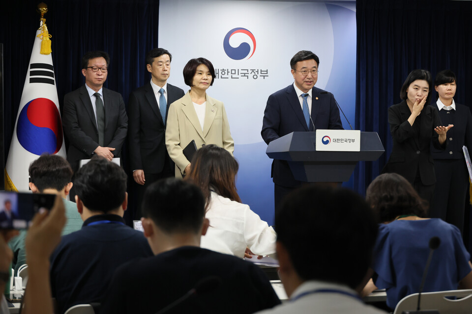 윤호중 행정안전부 장관과 더불어민주당 한정애 정책위의장이 7일 서울 종로구 정부서울청사에서 제3차 고위당정협의회 결과 및 정부조직 개편 방안에 대해 발표하고 있다. 사진=연합뉴스