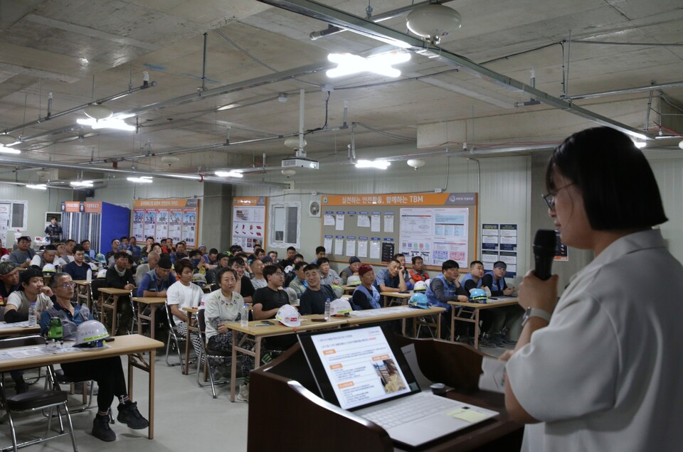 외국인 근로자들이 외국인 안전문화 지도사의 강의를 경청하고 있다./한화 건설부문