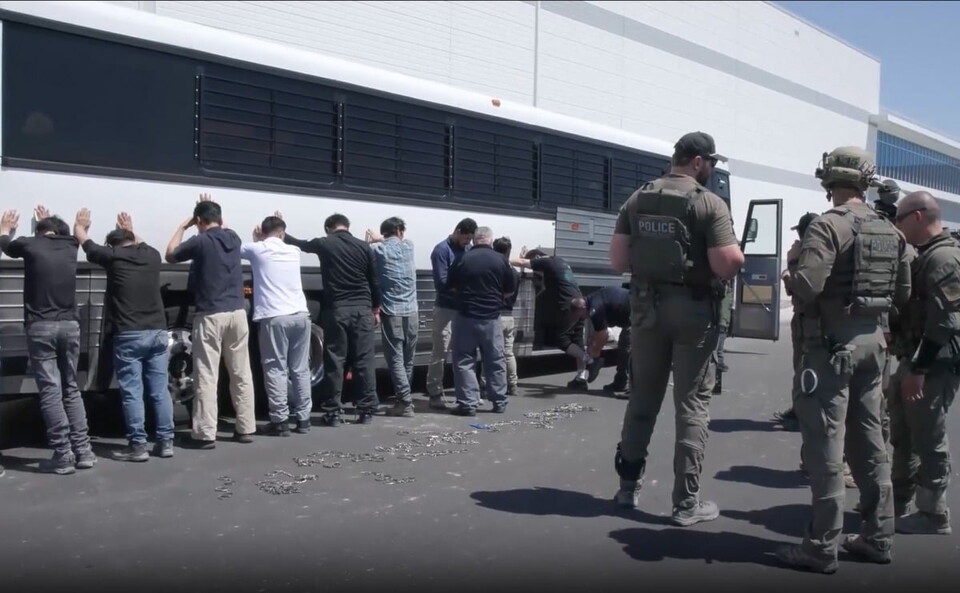 美 이민당국이 공개한 현대차-LG엔솔 이민단속 현장./ICE 홈페이지 영상 캡쳐