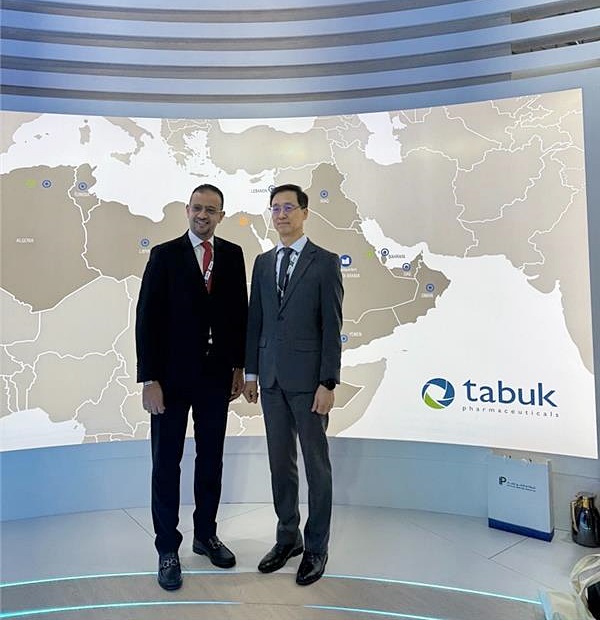 박재현 한미약품 대표이사(오른쪽)와 이스마일 쉐하다 타북 CEO가 사우디아라비아 리야드에서 열린 ‘CPHI Middle East 2024’에서 만나 롤론티스 등 다양한 한미약품의 혁신 제품들의 중동 진출을 위해 머리를 맞댔다. /한미약품 제공