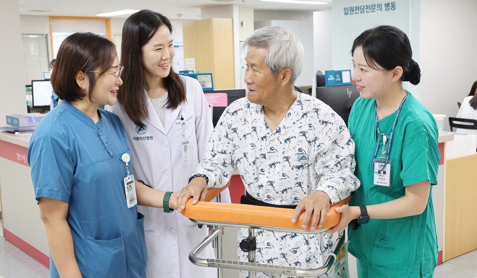 백지연 서울아산병원 노년내과 교수(왼쪽에서 두 번째)와 의료진이 노년 입원 환자의 거동 상태를 살펴보며 허약 수준을 평가하고 있다./서울아산병원 제공