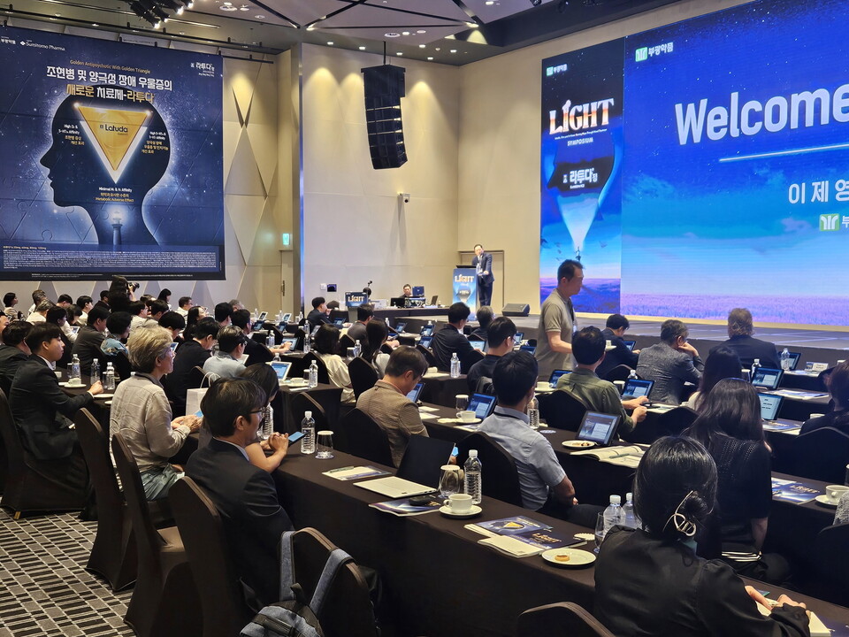 이제영 부광약품 대표가 지난 6일 라투타 출시 1주년 심포지엄 행사에서 정신건강의학과 전문의들에게 인사말을 전하고 있다. /부광약품 제공