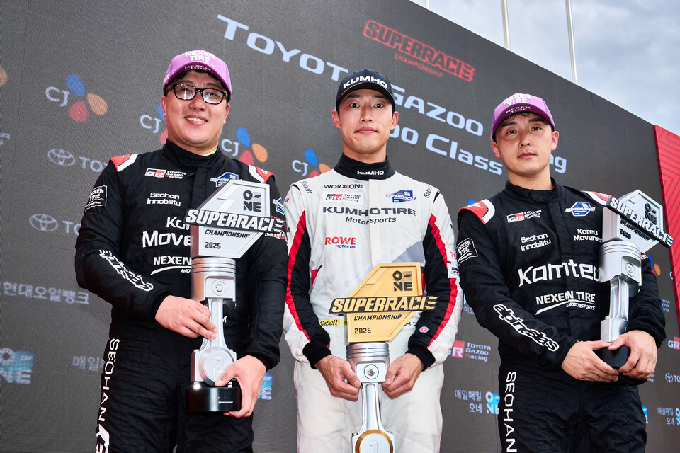 2025 오네 슈퍼레이스 챔피언십 토요타 가주 레이싱 6000 클래스 6라운드 포디움 시상. 왼쪽부터 김중군, 노동기, 정의철의 모습./ 슈퍼레이스