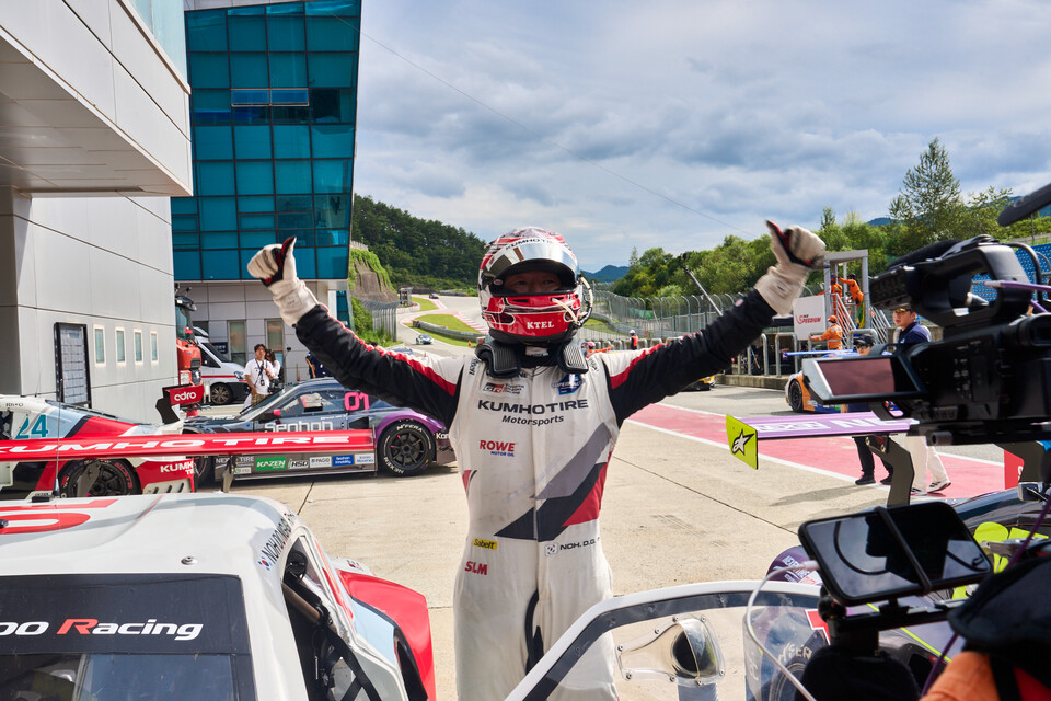 노동기가 토요타 가주 레이싱 6000 클래스 6라운드 결승에서 우승 후 환호하고 있다./ 슈퍼레이스
