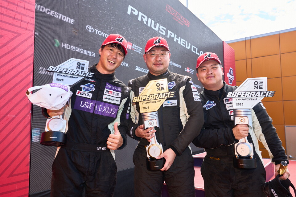 (왼쪽부터) 레드콘모터스포트 소속 이율, 부산과학기술대학교 소속 강창원, 레드콘모터스포트 소속 최준원./ 브리지스톤코리아