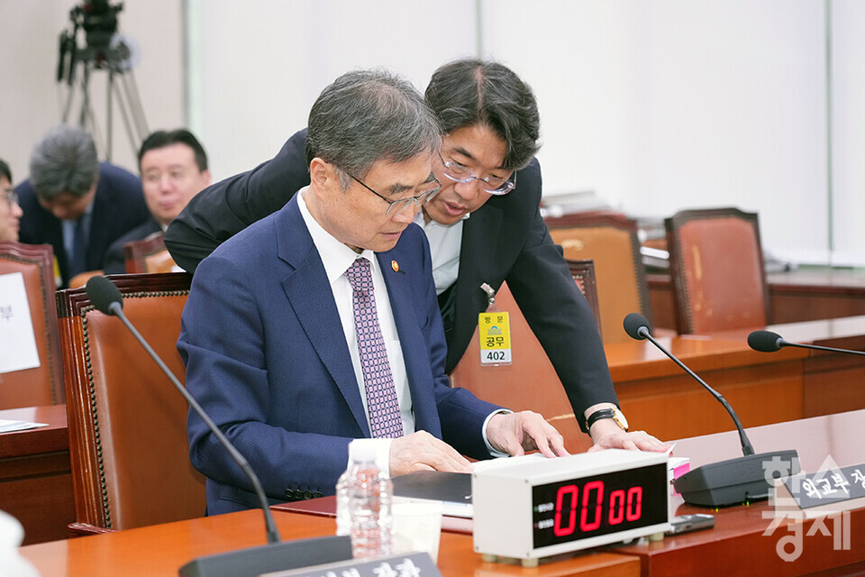조현 외교부 장관이 8일 오후 서울 여의도 국회에서 열린 외교통일위원회 전체회의에 출석해 자료를 살피고 있다. /최대성 기자 dpdaesung@sporbiz.co.kr 2025.09.08.