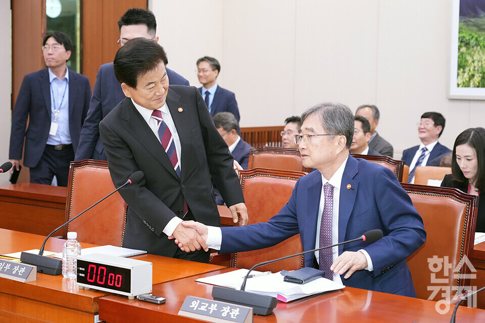 조현 외교부 장관이 8일 오후 서울 여의도 국회에서 열린 외교통일위원회 전체회의에 출석해 정동영 통일부 장관과 인사하고 있다. /최대성 기자 dpdaesung@sporbiz.co.kr 2025.09.08.